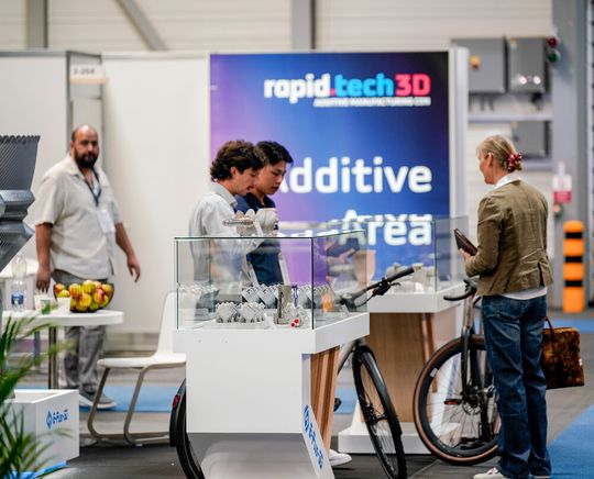 Vom 5. bis zum 7. Mai findet in Erfurt die Rapid.Tech 3D 2026 statt, bei der man die ganze Welt der additiven Fertigung in Kunststoff und Metall erleben kann. Schon der erste Messetag hat laut Veranstalter nichts zu wünschen übriggelassen ...(Bild:  Messe Erfurt)