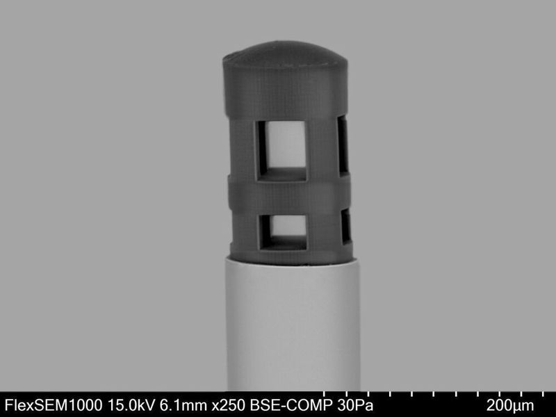 3D-gedruckte Struktur auf der Spitze einer Glasfaser. (Bild: UpNano GmbH)