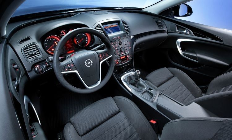 Moderner und ansehnlicher Innenraum: Das opel-typische Ecken- und Kantendesign der letzten Jahre ist im Insgnia kaum zu finden. (Foto: Opel)