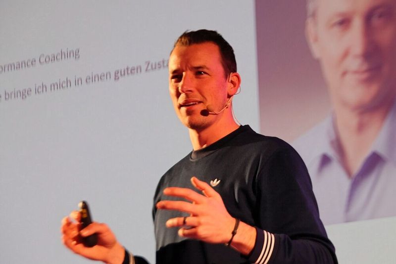 Auch ein Handballweltmeister wie Dominik Klein kennt neben Höhen ebenso die Tiefen des Lebens. Er zeigte, wie man - auch mit Hilfe von außen - Niederlagen überwindet und wieder auf die Erfolgsspur zurückkommt - und zwar stärker als zuvor. (Bild: Maschinenmarkt/rw)