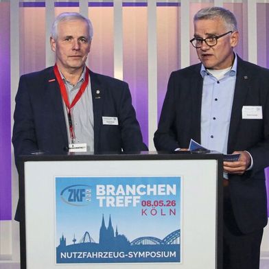 Claus Evels (l.), Vizepräsident des ZKF, und Dierk Conrad, ZKF-Geschäftsführer Nutzfahrzeuge, führten durch das Programm des Nutzfahrzeug-Symposiums in Köln. (Bild: Klasing)