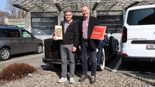 Bisheriger und neuer IgFS-Präsident: Christian Ackermann (rechts, nunmehr Ehrenpräsident) und Patrice Walter. Gastgeber der Mitgliederversammlung war der VW-Betrieb Auto Weibel in Aarberg bei Bern. (Bild: Diehl – VCG)