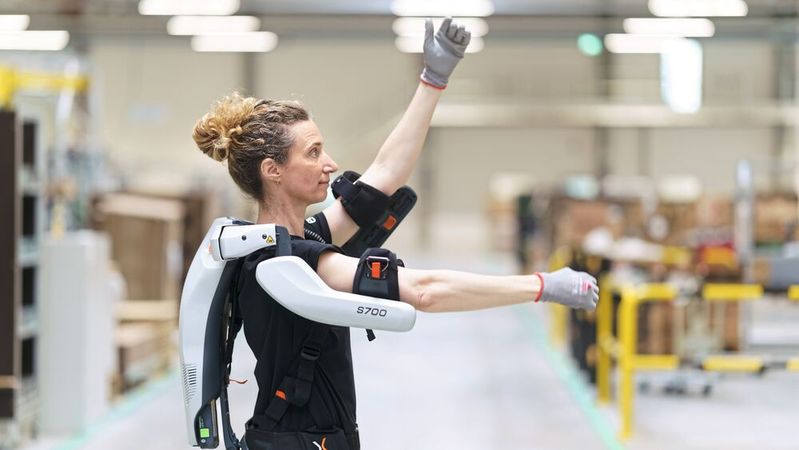 Das aktive Schulter-Exoskelett unterstützt die Träger elektropneumatisch mit zusätzlicher Kraft von bis zu fünf Kilogramm pro Arm bei Überkopfarbeiten.(Bild:  U.I. Lapp)