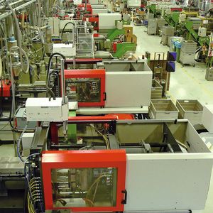 Leistungsstarke Hydraulik- und Getriebeöle von Oest sind erforderlich, um einen reibungslosen und sicheren Betrieb der über 100 Produktionsmaschinen im Bereich der Kunststoffverarbeitung zu gewährleisten. Bild: Fischerwerke