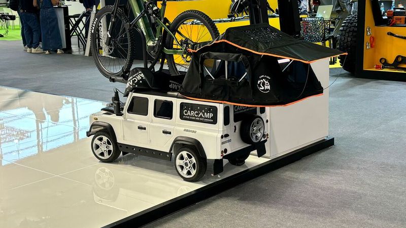 Das Geschäft mit Zubehörartikeln für die Freizeitgestaltung scheint deutlich relevanter zu sein. So gab es z.B. jede Menge Dachzelte zu sehen. Egal ob im kleinen Maßstab, ... (Bild: Schreiner – VCG)