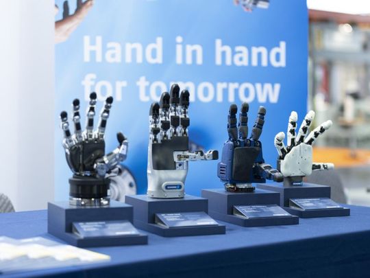 Im Zentrum der Kooperation steht die nächste Generation einer modular aufgebauten, anthropomorphen 5-Finger-Greifhand.(Bild:  DLR)