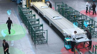 Social Distancing: Die "grünen" Personen halten den erforderlichen Sicherheitsabstand ein; bei den "roten" ist der Abstand zu gering. (Bild: Kinexon)