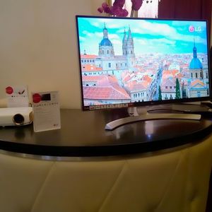 LG nutzte des Foyer des Münchner Gloria-Palasts für die Präsentation des LED-Beamers PW1500G und des 27-Zoll-4K-Monitors 27UD88.