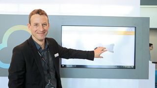 Robert Auer, Director of Sales für den Raum Asia Pacific/Global Partner Sales bei TDM Systems erläutert, wie ein digitaler Zwilling über die Cloud-Lösung erzeugt wird. (Reinhold Schäfer)