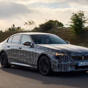Der neue BMW 5er wird voraussichtich deutlich über 50.000 Euro kosten.(Bild:  Autoren-Union Mobilität/BMW)