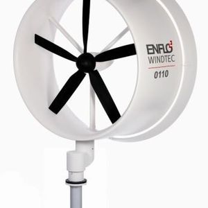 Die Windturbine ENFLO 0110 ist mit einem Rotordurchmesser von 1,10 m sehr kompakt und mit etwa 50 kg auch relativ leicht. Dadurch kann sie einfach auf das Dach oder auf einen freistehenden Mast montiert werden. Eine baubehördliche Genehmigung ist nicht erforderlich.
