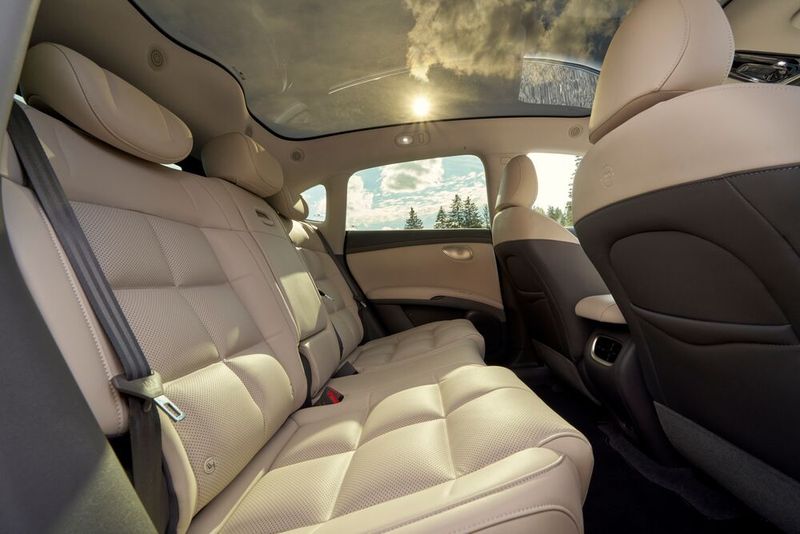 Auch hinten sitzen Erwachsene bequem. (Bild: MG Motor)
