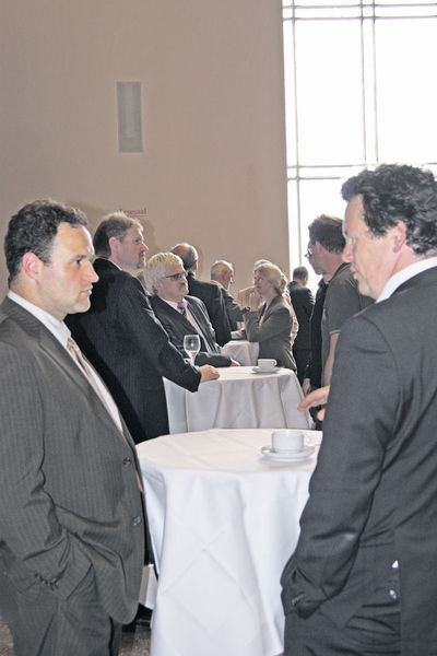 Rege Diskussionen auch in den Pausen prägten das Bild der Veranstaltung (Archiv: Vogel Business Media)