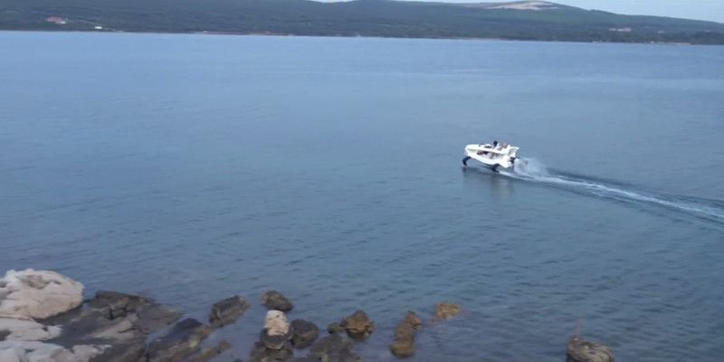 Zum Abheben – das elektrische Tragflächenboot Quadrofoil (Quadrofoil)