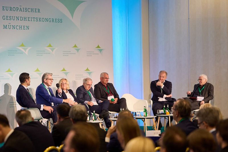 Die Redner der Diskussionsrunde (v.l.): Andreas Beivers (wissenschaftlicher Leiter und Moderator), Andreas Storm (Vorstandsvorsitzender der DAK-Gesundheit), Irmgard Stippler (Vorstandsvorsitzende der AOK Bayern), Jürgen Wasem (Professor für Medizinmanagement in der Universität Duisburg-Essen), Thomas Bauer (Vizepräsident des RWI-Leibniz-Instituts für Wirtschaftsforschung), Jochen Klucken (Professor für digitale Medizin in der Universität Luxemburg) sowie Karl Max Einhäupl (Kongresspräsident des EGKM).  (©Klaus D. Wolf)