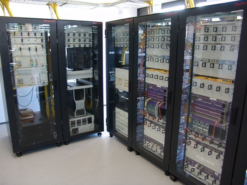 Unten im zweiten Schrank von links befindet sich der bisher einzige Server für das Monitoring der Netze. Darauf laufen die Netzwerk-Tools von Computer Associates.   (Foto: Triple Play Lab 2006)
