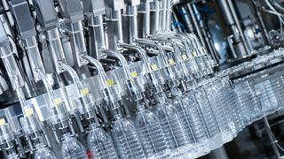 Entre la cartera de clientes de Krones se encuentran cervecerías, el sector de los refrescos, así como productores de vino, cava y bebidas espirituosas, la industria alimentaria y de productos de consumo, y empresas de los sectores químico, farmacéutico y cosmético. (Bild: Krones)