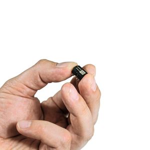 Minikraftwerk: Wiegand Sensoren sind so klein, dass sie problemlos auf eine Finderkuppe passen. (Bild:  Posital)