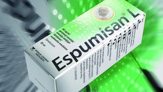 Inline-Veredelung mit Kaltfolientransfer: Die hohe Passergenauigkeit macht feinste Strukturen, Rasterverläufe und Metalleffekte in Schriftbild und Designelementen möglich. Außerdem erlaubt die Technologie die kosteneffiziente Umsetzung einer hohen Sortenvielfalt im Silberbereich. (Bilder: rlc | packaging group) (Archiv: Vogel Business Media)