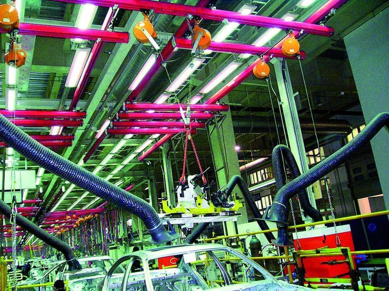 Bild 2:  Federzüge entlasten Mitarbeiter bei der Komponentenmontage. (Archiv: Vogel Business Media)