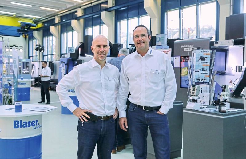 Stefan Deak (links), Inhaber und Geschäftsführer Reimmann Werkzeugmaschinen AG, und Rolf Isenschmid, Produktlinienleiter im Vorführraum am Standort in Mönchaltorf. (Anne Richter, SMM)