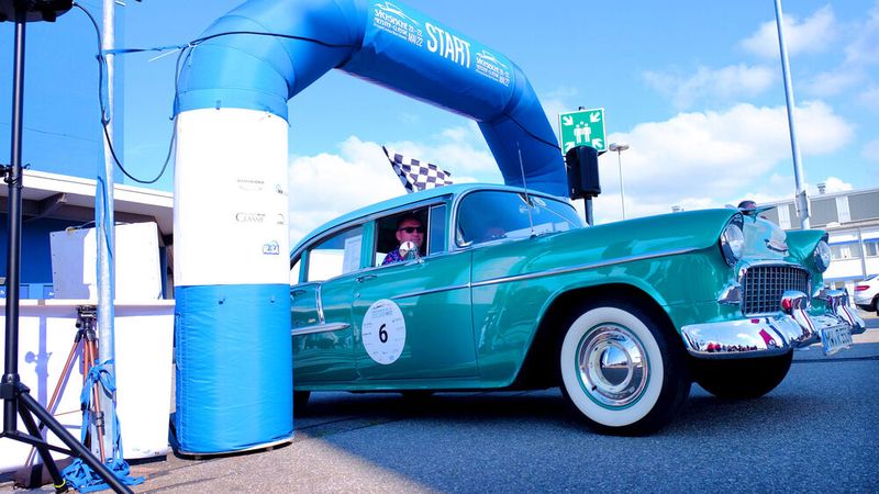 Meister-Classic Sachsen 2022: Ein Chevrolet Bel Air aus dem Jahr 1955 fährt durch den Start am Chemnitzer Marktplatz. (Bild: Zietz/»kfz-betrieb«)