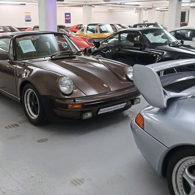 Porsche-Modelle in unterschiedlichsten Farben, aus verschiedenen Jahrzehnten und alle möglichen Modellreihen. Im Porsche Classic Zentrum von Glinicke in Kassel werden Kundenträume wahr. (Bild: Grimm – VCG)