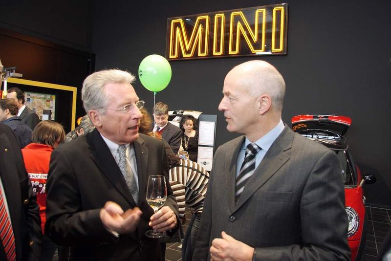 Ein Toast auf die gute Zusammenarbeit zwischen Hersteller und Handel. (Archiv: Vogel Business Media)