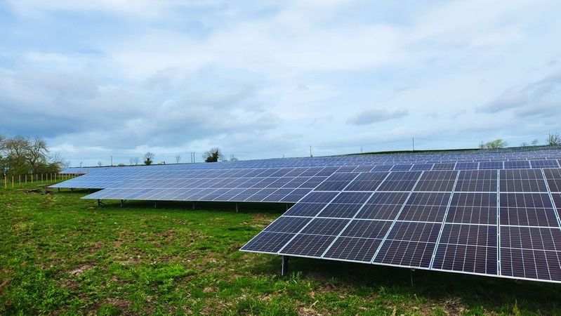 Voranschreitende Baustelle des Projekts "Whinfield Solar".(Bild: Q Energy)