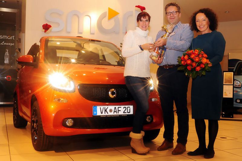 Dieses Jubiläum feierte das Smart-Center Saarbrücken gemeinsam mit der Kundin. (Wolfgang Klauke)