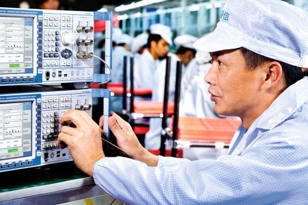 Mobilfunkmesstechnik: Der R&S CMW500 ist ein sogenannter Wideband Radio Communication Tester und löste 2008 den R&S CMU200 ab. (Bild: Rohde & Schwarz)