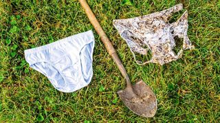 Baumwollunterwäsche als Indikator für guten Boden – ob das geht, testen Bürgerwissenschaftler im Projekt „Beweisstück Unterhose“ in der Schweiz. (Nicolas Zonvi)