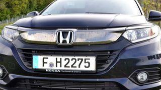 Die Chromspange in der Front ist das Kennzeichen des modellgepflegten Honda HR-V. (Julia Mauritz/»kfz-betrieb«)