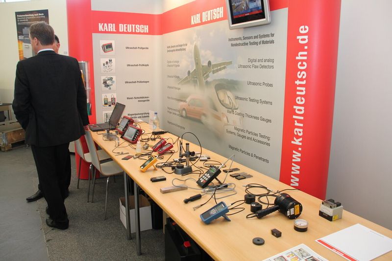 Ebenfalls auf der Prüftechnik-Fachmesse vertreten war das Unternehmen Karl Deutsch mit einigen Handmessgeräten. (Bild: Schäfer)