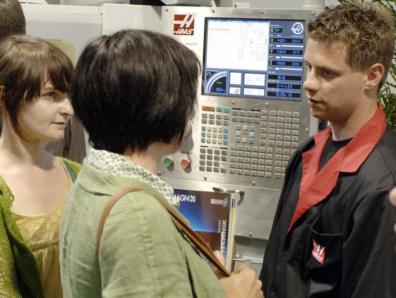 Das lokale Haas Factory Outlet unterstützt die Eröffnung des siebten europäischen Schulungszentrums von Haas. Bilder: Haas Automation (Archiv: Vogel Business Media)