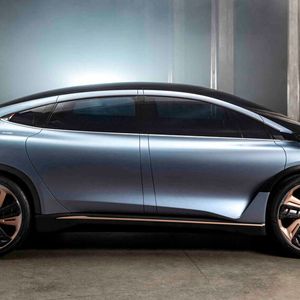 E-Plattform sei Dank: Das Aehra SUV bietet eine langgestreckte Dachlinie und kurze Karosserieüberhänge.(Bild:  Aehra/Olaf Pignataro)