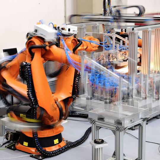 Bearbeitung von faserverstärkten Kunststoffbauteilen in der Karlsruher Forschungsfabrik. (Bild:  KIT)