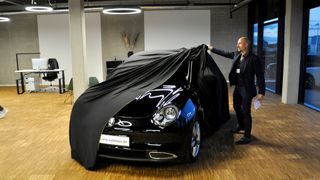 Premiere: Inhaber Carsten Seitz enthüllte den ersten Ora Funky Cat in einem deutschen Autohaus. (Bild: Wehner/Vogel Communications Group)