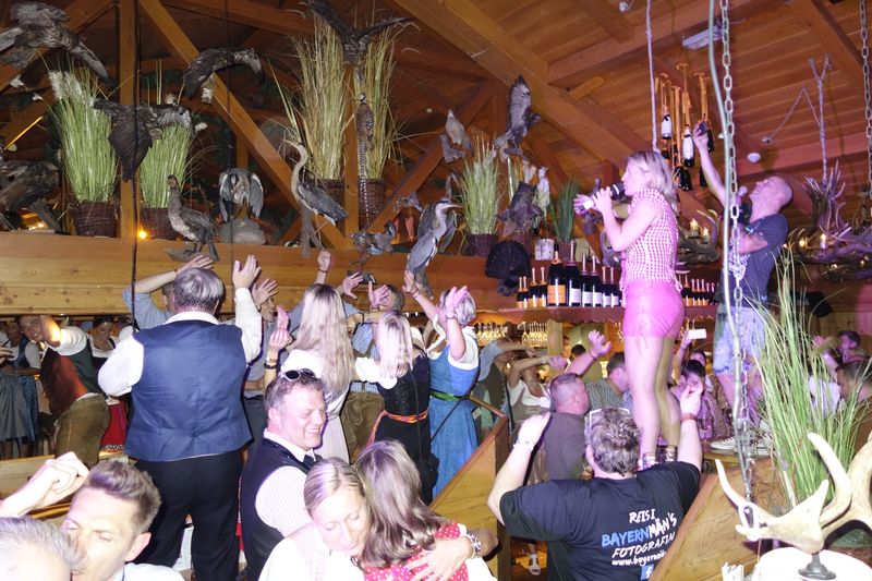 Im Wiesnzelt Wildstuben heizt die Band den Gästen so richtig einen. (Vogel IT-Medien)