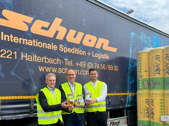 Freuen sich über den Start der HVO-Transporte (von links): Hartwin Bisinger, Leitung Key Account Management bei Wahr, Andres Lohmann, Leiter Einkauf Logistik bei Saint-Gobain, und Marc Bohnert, Leitung Spedition und Vertrieb bei Schuon ...(Bild:  Schuon)