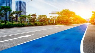 Nach Berechnung von Solmove erwirtschaftet eine Solarstraße mit einer Lebensdauer von 25 Jahren den Kommunen jährlich rund fünf bis acht Euro pro Quadratmeter (nach Abzug der Investitionskosten), während sich die Kosten für die Instandhaltung asphaltierter Straßen auf einen Euro pro Quadratmeter und Jahr belaufen. (Solmove)
