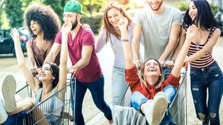young-multiracial-people-having-fun-together-with-shopping-cart-millenial-friends-sharing-time-with-trolleys-at-commercial-mall-parking-youth-lifestyle-concept-with-focus-on-girl-with-hands-up-stockpack-adobe-stock-scaled (Quelle: Mirko Vitali - Adobe Stock)
