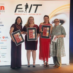 Die Gewinnerinnen aus dem Bereich »Women in eGovernment« | Kategorie » Digital Transformation«. Sabrina Donner (Silber), Ramona Krieger (Gold) und Dr. Nina Böhm (Platin).(Bild:  Manuel Emme Fotografie)