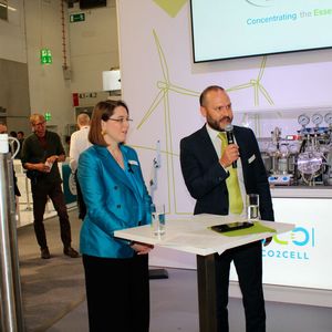 Viel zu erzählen: GIG Karasek Geschäftsführerin Julia Aichhorn und Co-Geschäftsführer Andreas Schnitzhofer bei der Präsentation von ECO2CELL und CompriVAP auf der Achema 2024.(Bild:  PROCESS)