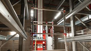 Regalbediengeräte des Typs Performance von Gilgen sind aufgrund ihrer neuartigen Konstruktion sicherer und kompakter. (Bild: Gilgen Logistics)