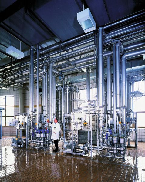 Um die Qualität und den erlesenen Geschmack von Krombacher-Bieren zu gewährleisten, setzt das Unternehmen permanent auf strenge Qualitätskontrollen. Hier ein Blick in den Gär- und Lagerkeller. (Bild: Krombacher)