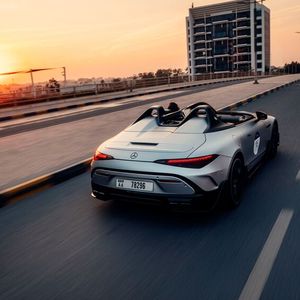 Zwei aerodynamische Höcker hinter den Sitzen zitieren die Silberpfeile der fünfziger Jahre.(Bild:  Mercedes-Benz)