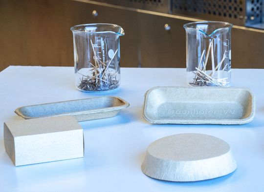 Nachhaltige, im Faserguss- und Tiefziehverfahren hergestellte Packmittel aus Moorpflanzen.(Bild:  Fraunhofer IVV)