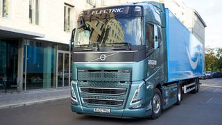Volvo Trucks will unter anderem Amazon mit seinen neuen E-Lkw beliefern. (Bild: Anne Barth/Volvo Trucks)
