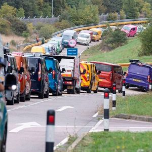 Transits so weit das Auge reicht: Der beeindruckende Konvoi fuhr zum Transit-Festival.(Bild:  Ford)